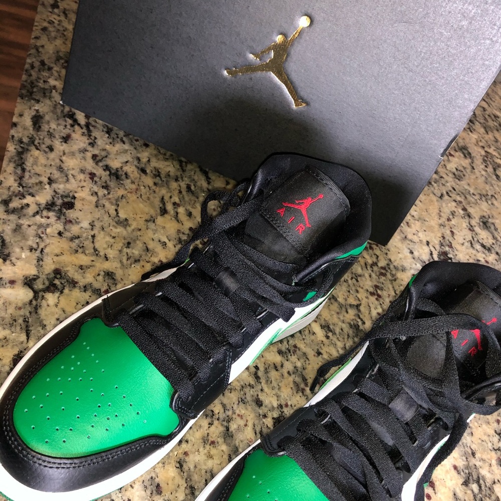 Air Jordan 1 Mid Shoe	
Size M 7.5 / W 9